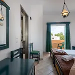 Cirillo Family Hotel-christinas マスティハリ